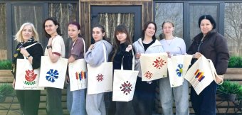 Мастер-класс по росписи текстильных сумок: творчество и традиции в парк-отеле «На том берегу» : Фотография